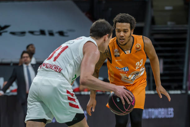 守与持球反 守与持球反